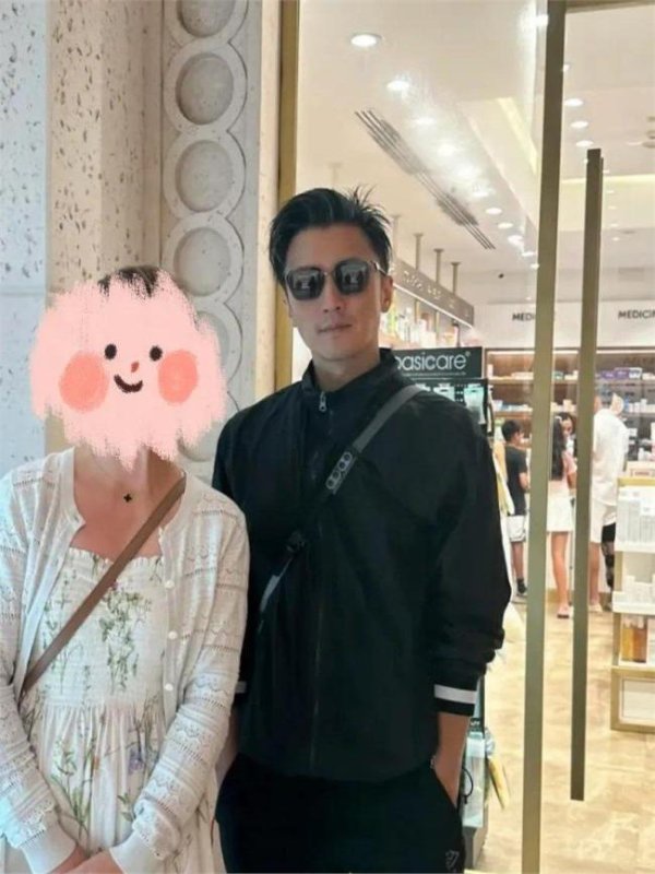 尊鼎配资 网友迪拜偶遇谢霆锋 父子同框帅气十足