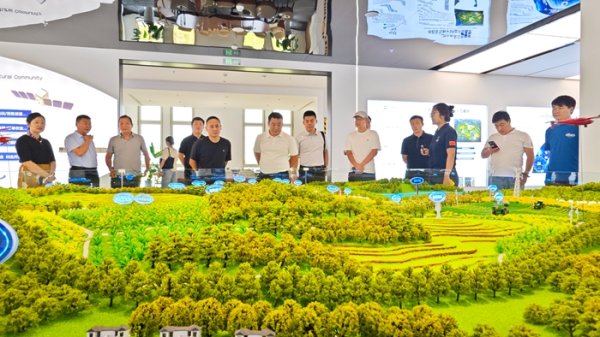华夏理财 科创泉城 智启未来 | 农田玩起“高科技”！大V探秘中科北斗数字农业示范基地