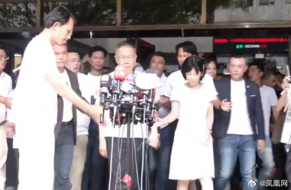 天津配资大本营 台湾民众党前主席柯文哲交保获释现场画面
